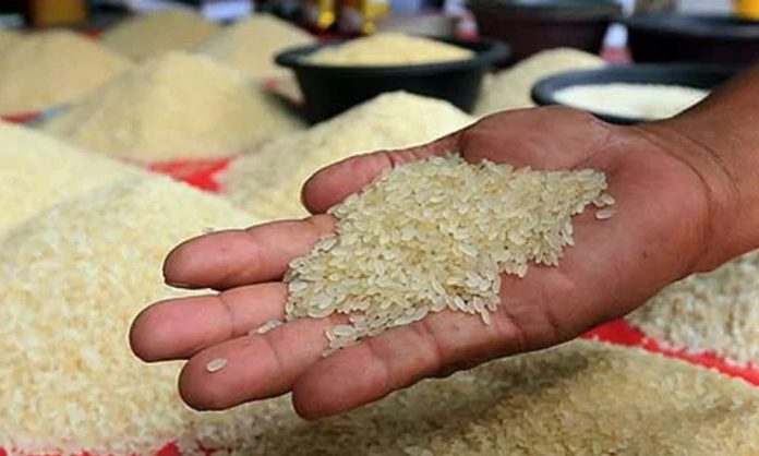৩০০ টাকা বেড়ে মানভেদে বিক্রি হচ্ছে চাল ৩০০ টাকা বেড়ে মানভেদে বিক্রি হচ্ছে চাল