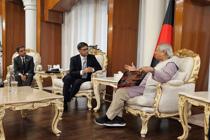 অন্তর্বর্তী সরকারের প্রধান উপদেষ্টা ড. মুহাম্মদ ইউনূসের সঙ্গে সাক্ষাৎ করেছেন ভারতের পররাষ্ট্রসচিব বিক্রম মিশ্রি। আজ সোমবার বিকেলে রাষ্ট্রীয় অতিথি ভবন যমুনায়ছবি: প্রধান উপদেষ্টার প্রেস সচিব শফিকুল আলমের ফেসবুক থেকে নেওয়া অন্তর্বর্তী সরকারের প্রধান উপদেষ্টা ড. মুহাম্মদ ইউনূসের সঙ্গে সাক্ষাৎ করেছেন ভারতের পররাষ্ট্রসচিব বিক্রম মিশ্রি। আজ সোমবার বিকেলে রাষ্ট্রীয় অতিথি ভবন যমুনায়ছবি: প্রধান উপদেষ্টার প্রেস সচিব শফিকুল আলমের ফেসবুক থেকে নেওয়া