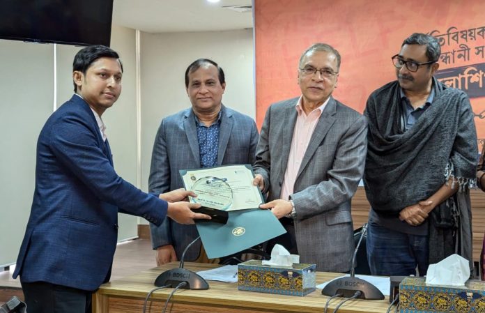 রাজধানীর ধানমন্ডিতে টিআইবির কার্যালয়ে এক অনুষ্ঠানে সাইফুল মাসুমের হাতে ক্রেস্ট ও সার্টিফিকেট তুলে দিচ্ছেন টিআইবির নির্বাহী পরিচালক ড. ইফতেখারুজ্জামান। ছবি: দেশ জাগারণ রাজধানীর ধানমন্ডিতে টিআইবির কার্যালয়ে এক অনুষ্ঠানে সাইফুল মাসুমের হাতে ক্রেস্ট ও সার্টিফিকেট তুলে দিচ্ছেন টিআইবির নির্বাহী পরিচালক ড. ইফতেখারুজ্জামান। ছবি: দেশ জাগারণ