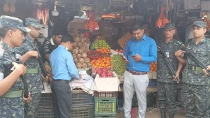 পঁচা ফল ও তেল মাখানো খেজুর বিক্রি, ২১ হাজার টাকা জরিমানা