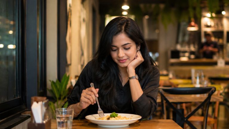 রেস্তোরাঁয় একা খেতে অস্বস্তি?